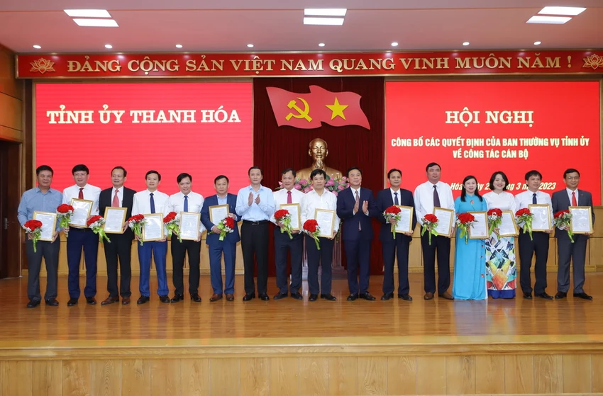 Bí thư Tỉnh ủy Thanh Hóa ông Đỗ Trọng Hưng và Chủ tịch UBND tỉnh Đỗ Minh Tuấn trao quyết định và tặng hoa chúc mừng các đồng chí được nhận nhiệm vụ công tác mới. Ảnh: MH Bổ Nhiệm Cán Bộ Thanh Hóa