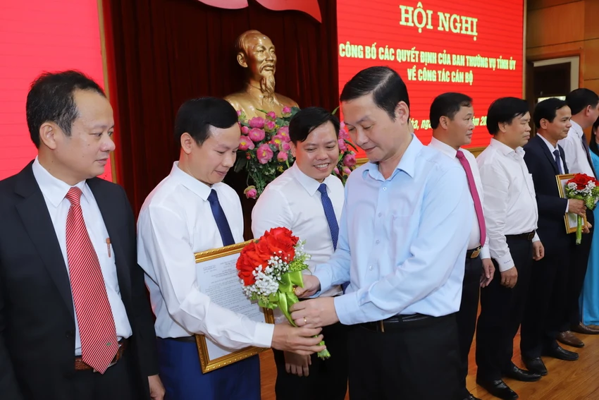 Chủ tịch UBND tỉnh Thanh Hóa tặng hoa chúc mừng các cán bộ được bổ nhiệm, điều động luân chuyển lần này. Ảnh: MH Chủ Tịch UBND Tỉnh Thanh Hóa Đỗ Minh Tuấn