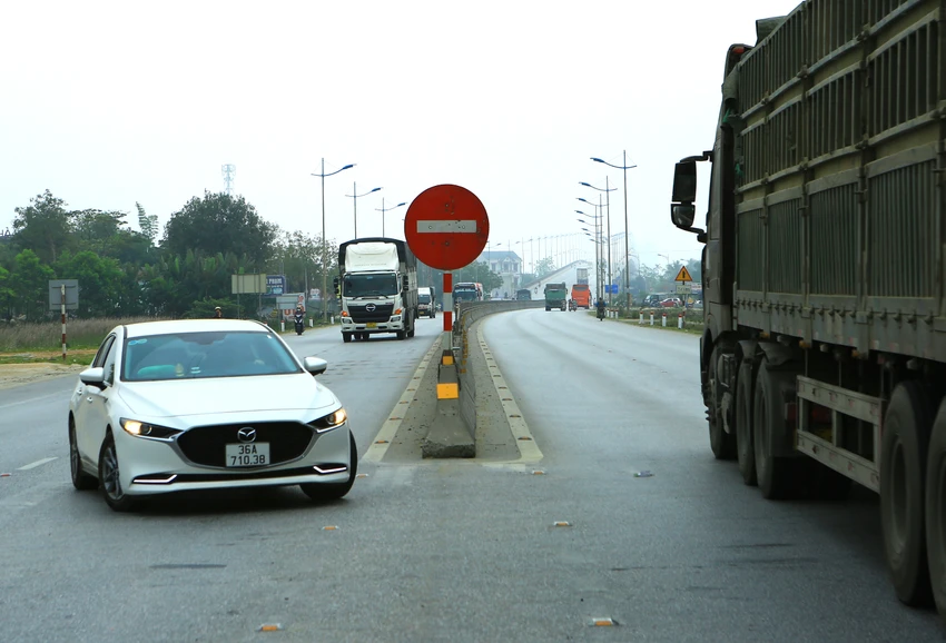 Tại điểm quay đầu này vào ban đêm càng nguy hiểm, khi không có hệ thống đèn chiếu sáng. Ảnh: ĐẶNG TRUNG Tại điểm quay đầu này vào ban đêm càng nguy hiểm, khi không có hệ thống đèn chiếu sáng. Ảnh: ĐẶNG TRUNG