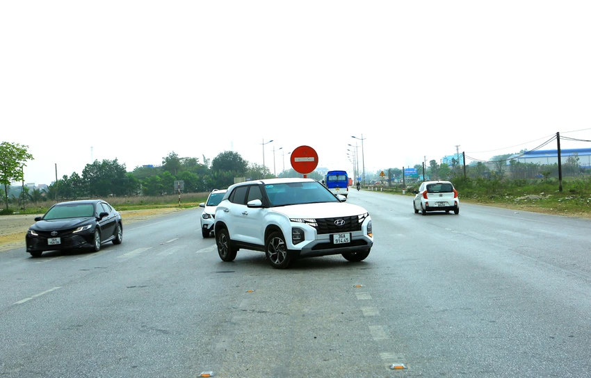Điểm đen quay đầu xe đã cướp đi nhiều sinh mạng tại đây. Ảnh: ĐẶNG TRUNG Điểm đen quay đầu xe đã cướp đi nhiều sinh mạng tại đây. Ảnh: ĐẶNG TRUNG