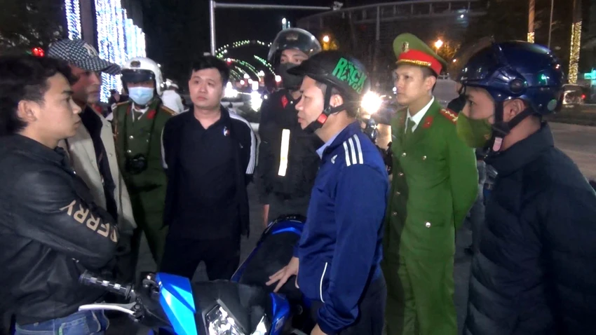 Nhiều thanh, thiếu niên hư vi phạm giao thông đường bộ bị lực lượng công an xử lý, răn đe. Ảnh: CATH Nhiều thanh, thiếu niên hư vi phạm giao thông đường bộ bị lực lượng công an xử lý, răn đe. Ảnh: CATH