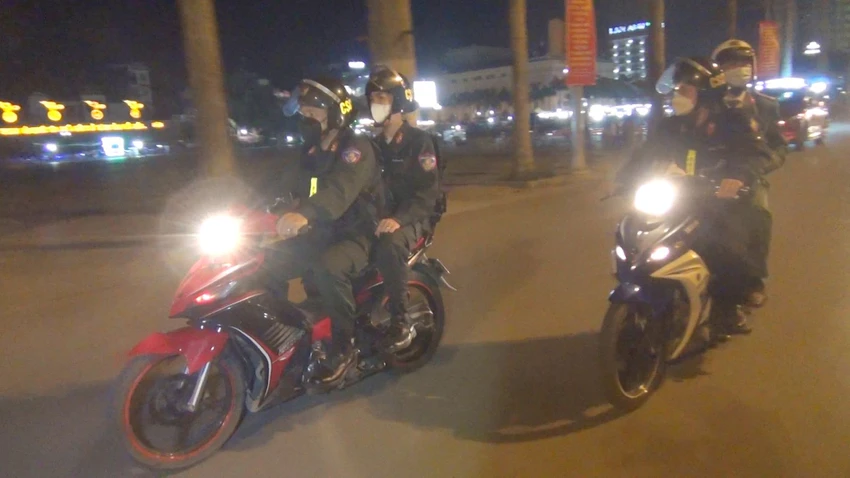 Cảnh sát cơ động Thanh Hóa tuần tra ban đêm ở những tuyến phố, địa bàn nhức nhối về an ninh trật tự. Ảnh: CATH Cảnh sát cơ động Thanh Hóa tuần tra ban đêm ở những tuyến phố, địa bàn nhức nhối về an ninh trật tự