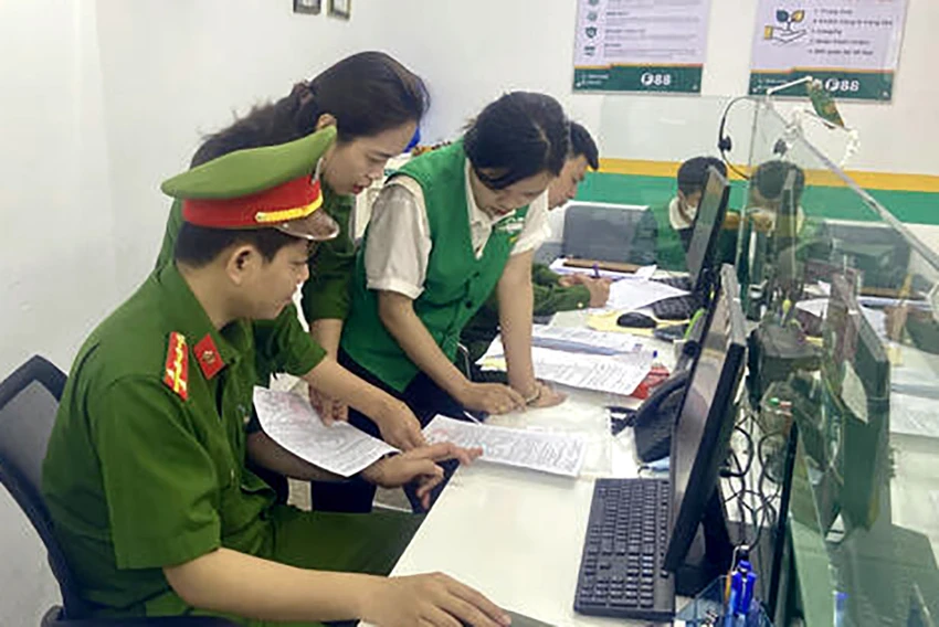 Công an ra quân đồng loạt kiểm 750 cơ sở kinh doanh cầm đồ trên địa bàn tỉnh Thanh Hóa. Ảnh: CATH Công an ra quân đồng loạt kiểm 750 cơ sở kinh doanh cầm đồ trên địa bàn tỉnh Thanh Hóa. Ảnh: CATH
