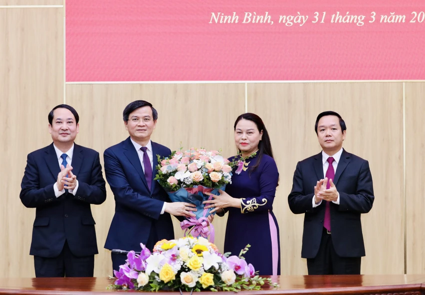 Phó Bí thư Đảng đoàn Mặt trận Tổ Quốc Việt Nam Nguyễn Thị Thu Hà tặng hoa chúc mừng ông Đoàn Minh Huấn giữ chức Bí thư Tỉnh ủy Ninh Bình. Ảnh: NT Đoàn Minh Huấn Bí Thư Ninh Bình