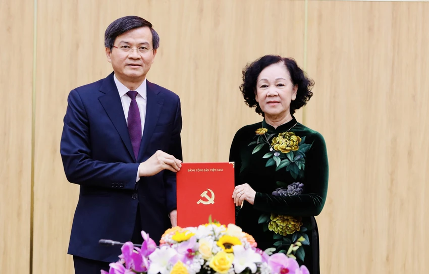 Bà Trương Thị Mai Thường trực Ban Bí Thư, Trưởng Ban Tổ Chức Trung ương trao quyết định của Bộ Chính trị điều động, chỉ định ông Đoàn Minh Huấn giữ chức Bí thư Tỉnh ủy Ninh Bình. Ảnh: NT Tân Bí Thư Tỉnh Ủy Ninh Bình Đoàn Minh Huấn