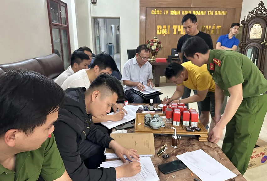 Công an bất ngờ ập vào trụ sở Công ty Đại Thịnh Phát bắt, khám xét khẩn cấp sau một thời gian lập án điều tra. Ảnh: CATH