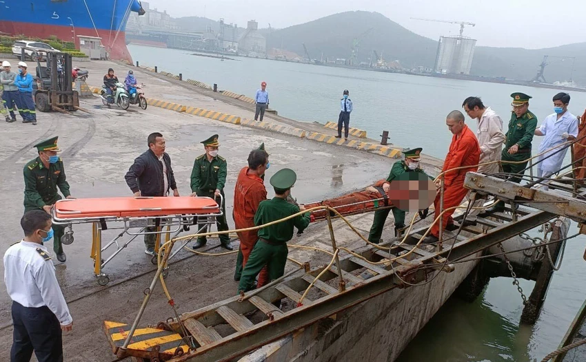 Lực lượng chức năng lên tàu Panama đang neo đậu tại Cảng Quốc tế Nghi Sơn tiến hành sơ cứu và đưa 3 thuyền viên đi cấp cứu. Ảnh: BĐBP cung cấp