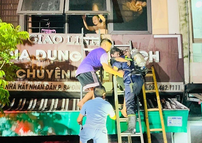 Công an giải cứu đưa các nạn nhân ra bên ngoài. Ảnh: ĐT Công an giải cứu đưa các nạn nhân ra bên ngoài. Ảnh: ĐT
