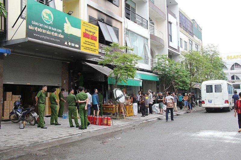 Lực lượng công an đang điều tra nguyên nhân vụ cháy xảy ra. Ảnh: ĐT Lực lượng công an đang điều tra nguyên nhân vụ cháy xảy ra. Ảnh: ĐT