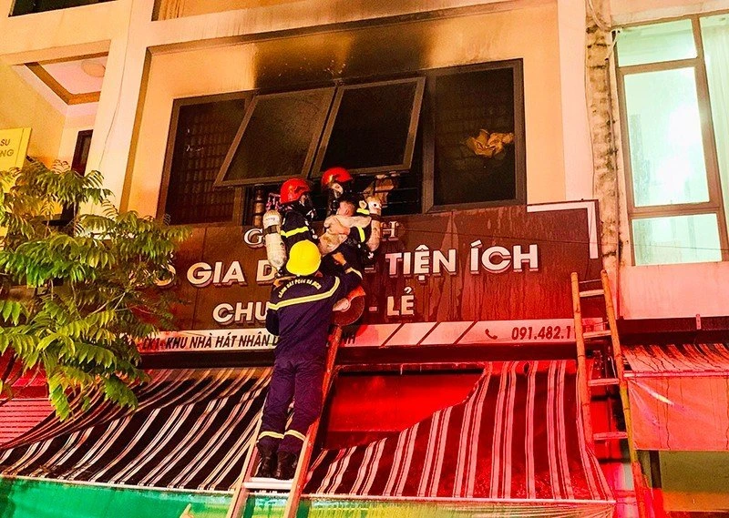 Lực lượng phòng cháy phá cửa kính tiếp cận hiện trường giải cứu các nạn nhân. Ảnh: ĐT Cháy Nhà Ở Thành Phố Thanh Hóa