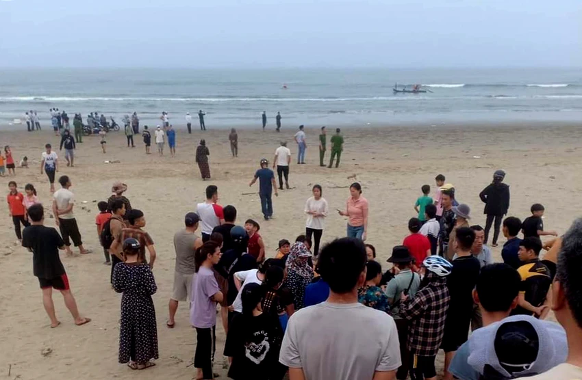 Nhiều người thân đau xót khi nghe tin học sinh mất tích trên biển. Ảnh: NDCC Nhiều người thân đau xót khi nghe tin học sinh mất tích trên biển. Ảnh: NDCC