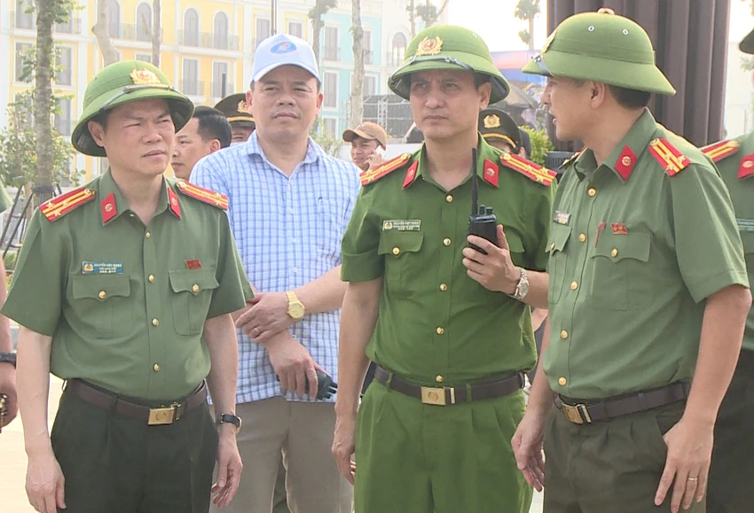 Thượng tá Nguyễn Hữu Mạnh (bìa trái) Phó Giám đốc Công an tỉnh Thanh Hóa chỉ đạo các lực lượng bảo đảm an ninh an toàn cho lễ hội. Ảnh: Đ.H Thượng tá Nguyễn Hữu Mạnh (bìa trái) Phó Giám đốc Công an tỉnh Thanh Hóa chỉ đạo các lực lượng bảo đảm an ninh an toàn cho lễ hội. Ảnh: Đ.H