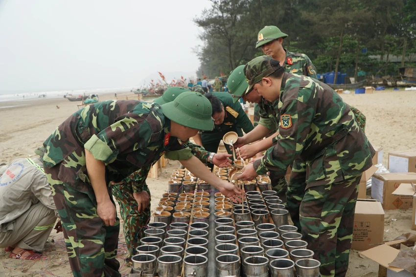 Với 120 giàn pháo hoa tầm thấp được kết hợp với những quả pháo hoa tầm cao trong màn trình diễn trong đêm 22-4. Ảnh: ĐẶNG TRUNG Với 120 giàn pháo hoa tầm thấp được kết hợp với những quả pháo hoa tầm cao trong màn trình diễn trong đêm 22-4. Ảnh: ĐẶNG TRUNG
