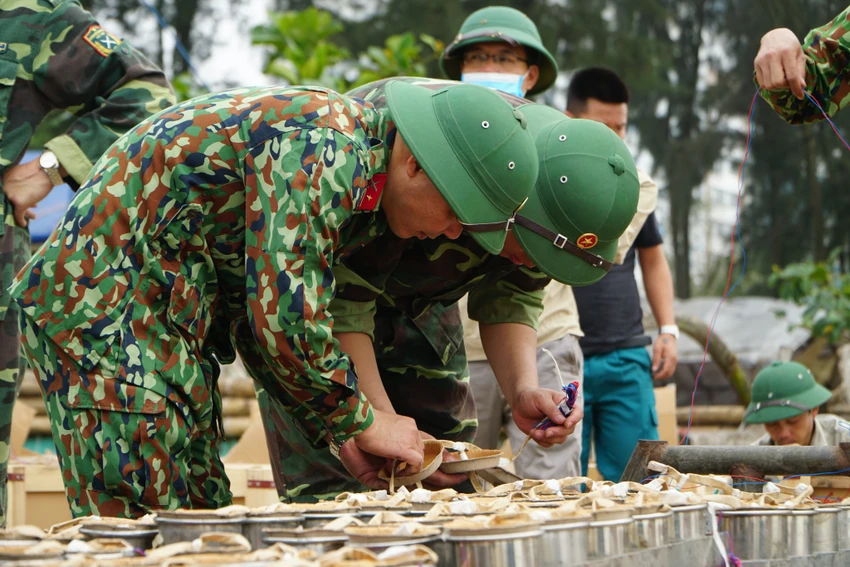 Theo một cán bộ thì quá trình lắp đặt phải đảm bảo chính xác trong từng công đoạn. Ảnh: ĐẶNG TRUNG Theo một cán bộ thì quá trình lắp đặt phải đảm bảo chính xác trong từng công đoạn. Ảnh: ĐẶNG TRUNG