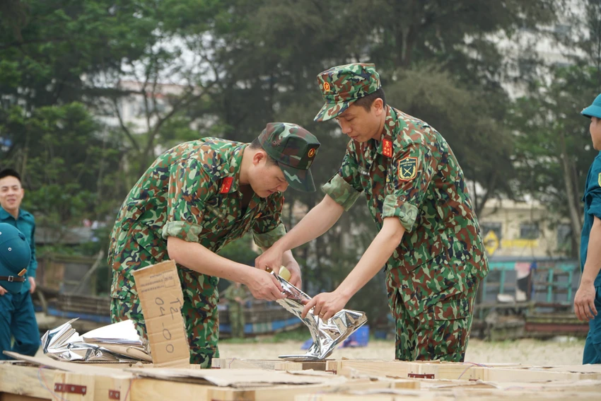 Quá trình lắp đặt hệ thống giàn bắn pháo còn diễn ra một cách tỉ mỉ cẩn thận. Ảnh: ĐẶNG TRUNG Quá trình lắp đặt hệ thống giàn bắn pháo còn diễn ra một cách tỉ mỉ cẩn thận. Ảnh: ĐẶNG TRUNG
