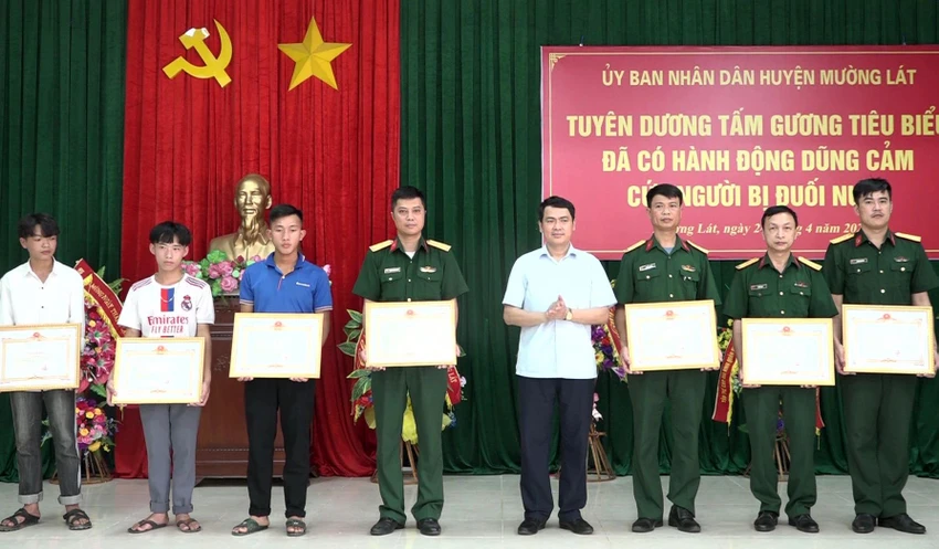 Bốn cán bộ quân đội và 3 học sinh nhận giấy khen của Chủ tịch UBND huyện Mường Lát đã có hành động dũng cảm cứu người bị đuối nước. Ảnh: Tuấn Bình Bốn cán bộ quân đội và 3 học sinh nhận giấy khen của Chủ tịch UBND huyện Mường Lát đã có hành động dũng cảm cứu người bị đuối nước. Ảnh: Tuấn Bình