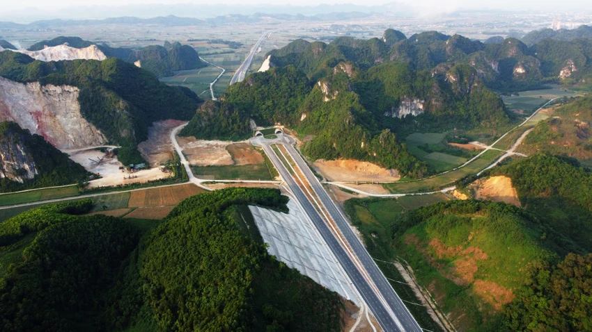 Cao tốc Mai Sơn - Quốc lộ 45 nối hai tỉnh Ninh Bình, Thanh Hóa rút ngắn thời gian các phương tiện di chuyển về Ninh Bình, Thanh Hóa du lịch. Ảnh: ĐẶNG TRUNG