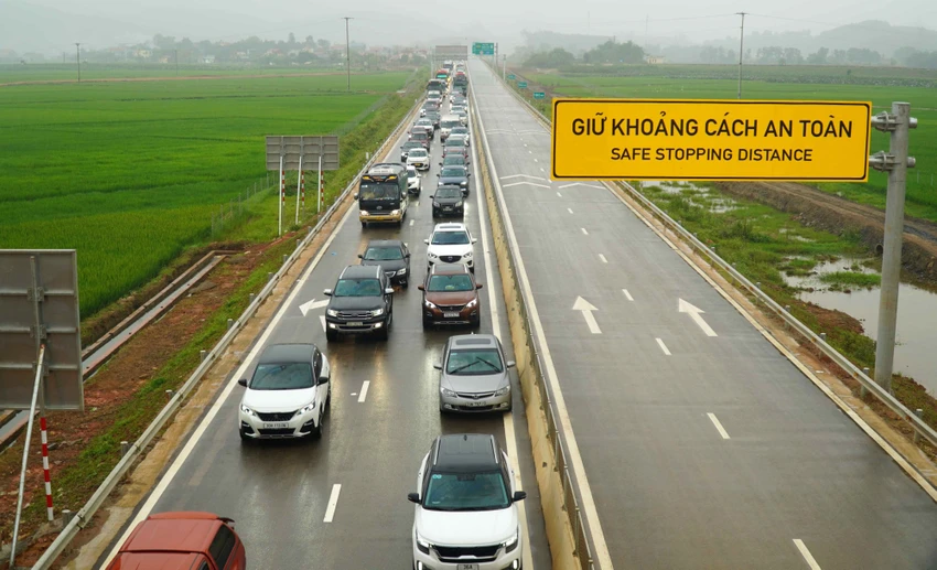 Các phương tiện di chuyển chậm trên Cao tốc Mai Sơn - Quốc lộ 45 theo hướng từ Hà Nội về Thanh Hóa. Ở chiều ngược lại lại rất thông thoáng, ít phương tiện. Ảnh: ĐẶNG TRUNG
