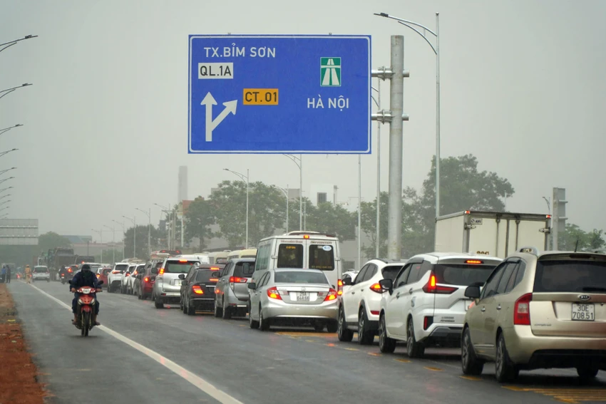 Lượng phương tiện di chuyển từ Hà Nội về Thanh Hóa quá lớn gây ra tình trạng ùn tắc cục bộ tại nút giao thông Gia Miêu. Ảnh: ĐẶNG TRUNG