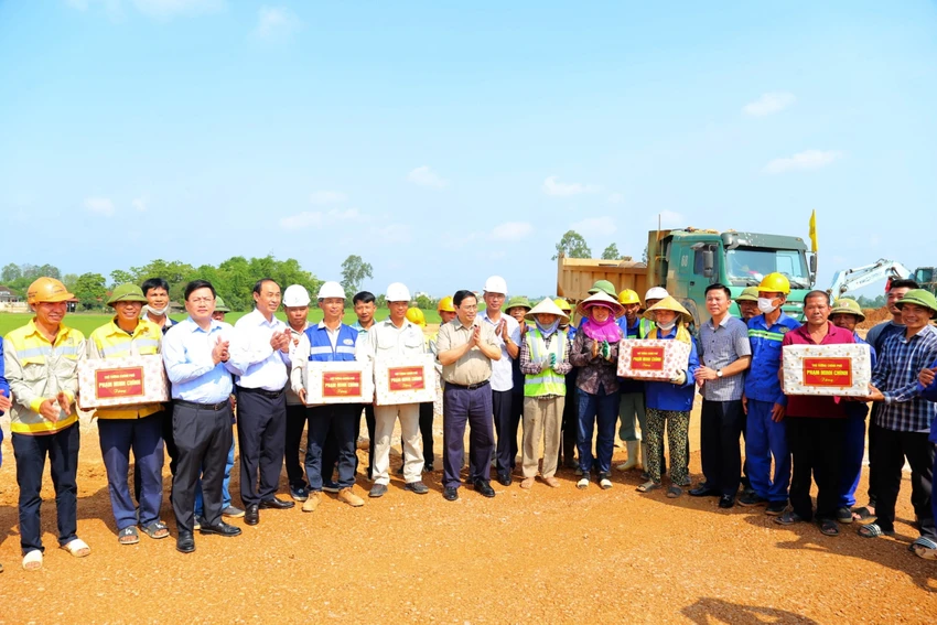 Thủ tướng Chính phủ Phạm Minh Chính tặng quà cho cán bộ, kỹ sư, công nhân đang thi công trên công trường đoạn từ nút giao Đông Xuân đến Quốc lộ 45. Ảnh: ĐT