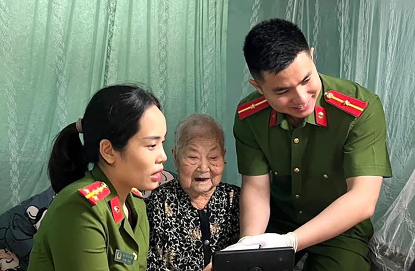 Cán bộ chiến sĩ Công an Thanh Hóa đến tận nhà người dân, bệnh viện để thực hiện các thủ tục cấp CCCD cho người dân. Ảnh: CATH Cấp Căn cước công dân ở Thanh Hóa