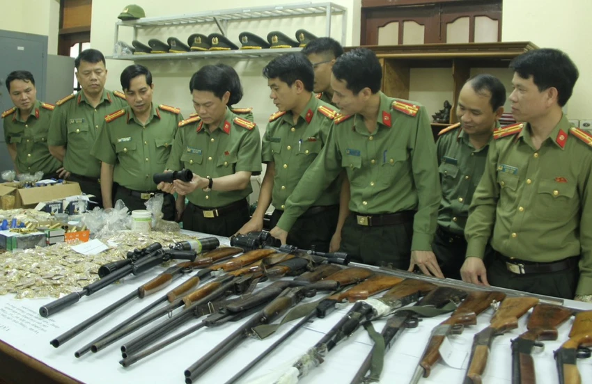 Tang vật đường dây mua bán súng đạn, thuốc nổ... Ảnh: CATH Tang vật đường dây mua bán súng đạn, thuốc nổ...