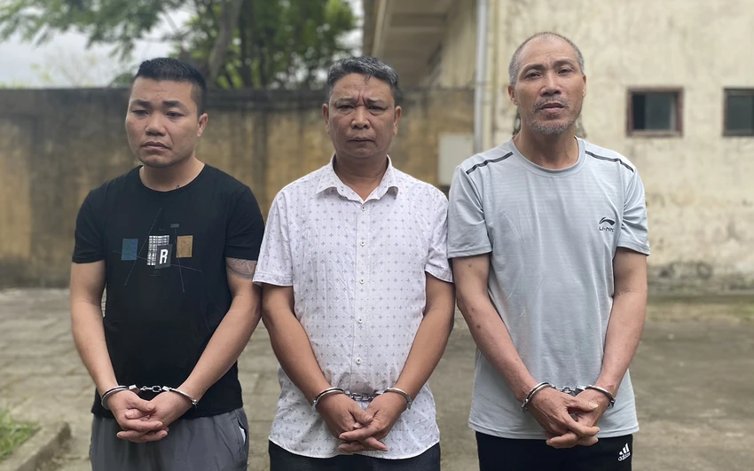 Ba đối tượng trong vụ án buôn bán sản xuất súng đạn, vật liệu thuốc nổ ở Hà Nội bị Công an tỉnh Thanh Hóa bắt giữ. Ảnh: CATH Ba đối tượng trong vụ án buôn bán sản xuất súng đạn, vật liệu thuốc nổ ở Hà Nội bị Công an tỉnh Thanh Hóa bắt giữ