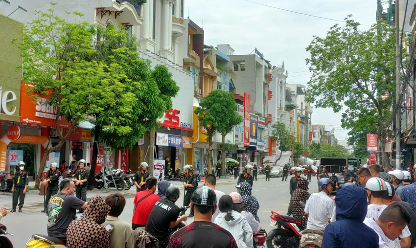 Nhiều người dân theo dõi cảnh sát trên khu phố Lê Hoàn gần nhà Tuấn 'Thần Đèn', trùm giang hồ Thanh Hóa. Nhiều người dân theo dõi cảnh sát trên khu phố Lê Hoàn gần nhà Tuấn 'Thần Đèn', trùm giang hồ Thanh Hóa.