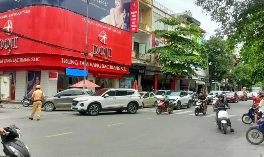 Cảnh sát giao thông hướng dẫn các phương tiện trên phố Lê Hoàn. Cảnh sát giao thông hướng dẫn các phương tiện trên phố Lê Hoàn.