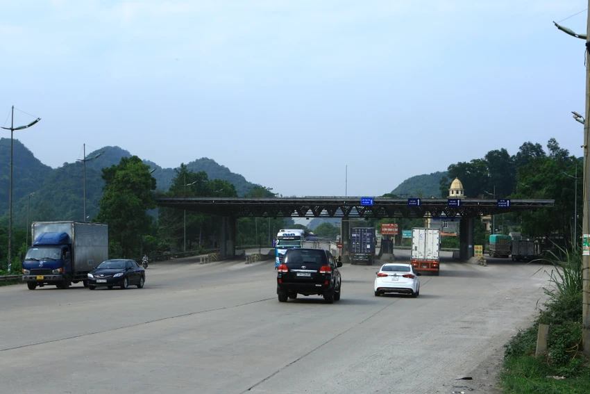 Như vậy, kể từ tháng 8-2017 đến nay Trạm thu phí Bỉm Sơn, Thanh Hoá nằm giữa quốc lộ 1A vẫn chưa được tháo dỡ, tiềm ẩn nguy cơ về mất an toàn cho người và phương tiện khi tham gia giao thông dù nhiều lần tỉnh Thanh Hóa kiến nghị cơ quan chức năng sớm giải quyết đảm bảo an toàn giao thông. Như vậy, kể từ tháng 8-2017 đến nay Trạm thu phí Bỉm Sơn, Thanh Hoá nằm giữa quốc lộ 1A vẫn chưa được tháo dỡ, tiềm ẩn nguy cơ về mất an toàn cho người và phương tiện khi tham gia giao thông dù nhiều lần tỉnh Thanh Hóa kiến nghị cơ quan chức năng sớm giải quyết đảm bảo an toàn giao thông.