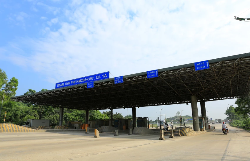 Hình ảnh những lô cốt kiểm soát vé án ngữ ngay giữa Quốc lộ 1A, tiềm ẩn nhiều nguy cơ mất an toàn giao thông. Hình ảnh những lô cốt kiểm soát vé án ngữ ngay giữa Quốc lộ 1A, tiềm ẩn nhiều nguy cơ mất an toàn giao thông.