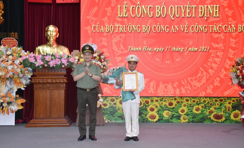 Thiếu tướng Trần Phú Hà, Giám đốc Công an tỉnh Thanh Hóa, thừa ủy quyền của Lãnh đạo Bộ Công an trao Quyết định và tặng hoa chúc mừng Thượng tá Lê Ngọc Anh