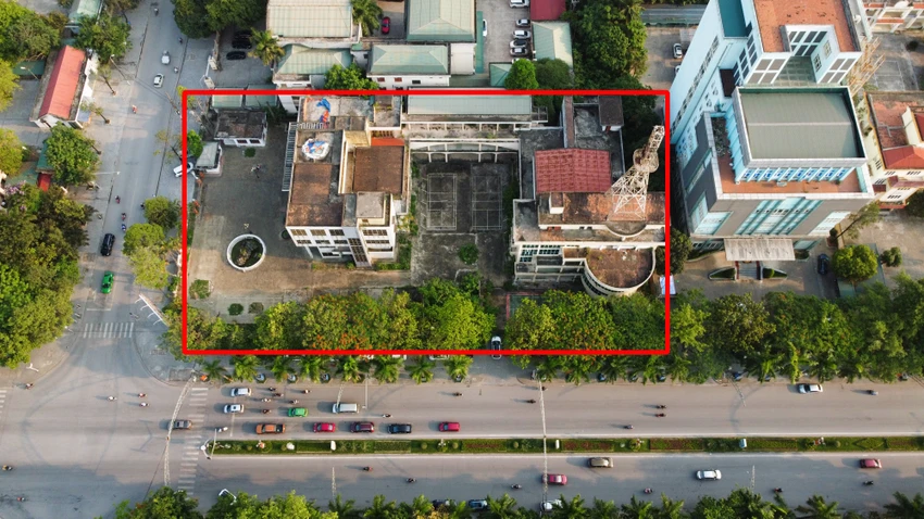 Cụ thể, nằm cạnh ngã tư đại lộ Lê Lợi giao với đường Hạc Thành, phường Tân Sơn, TP Thanh Hóa, trụ sở Đài Phát thanh và Truyền hình Thanh Hóa (Đài PTTH) cũ có diện tích hàng ngàn m² hiện đang bỏ hoang, xuống cấp trầm trọng. Cụ thể, nằm cạnh ngã tư đại lộ Lê Lợi giao với đường Hạc Thành, phường Tân Sơn, TP Thanh Hóa, trụ sở Đài Phát thanh và Truyền hình Thanh Hóa (Đài PTTH) cũ có diện tích hàng ngàn m² hiện đang bỏ hoang, xuống cấp trầm trọng.
