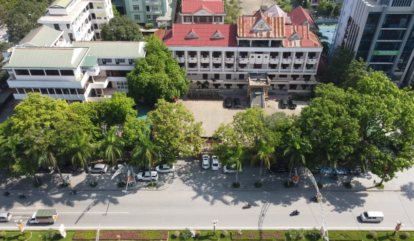 Gần đó, cũng nằm trên tuyến đại lộ Lê Lợi, trụ sở cũ của Bộ Chỉ huy quân sự tỉnh Thanh Hóa bỏ hoang từ năm 2017 sau khi cơ quan này di chuyển về đại lộ Hùng Vương, phường Đông Hải, TP Thanh Hóa. Gần đó, cũng nằm trên tuyến đại lộ Lê Lợi, trụ sở cũ của Bộ Chỉ huy quân sự tỉnh Thanh Hóa bỏ hoang từ năm 2017 sau khi cơ quan này di chuyển về đại lộ Hùng Vương, phường Đông Hải, TP Thanh Hóa.