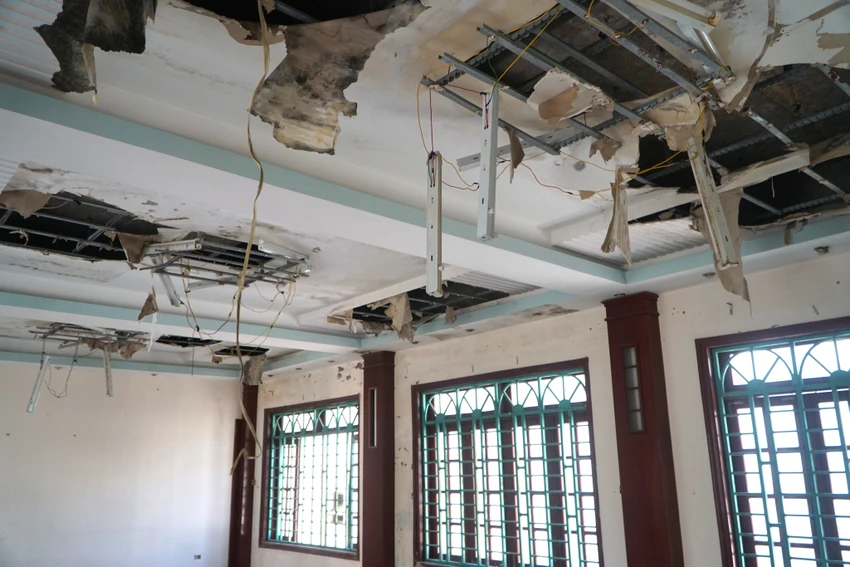 Trong khi đó nhiều căn phòng làm việc đã xuống cấp nghiêm trọng, lãng phí. Trong khi đó nhiều căn phòng làm việc đã xuống cấp nghiêm trọng, lãng phí.