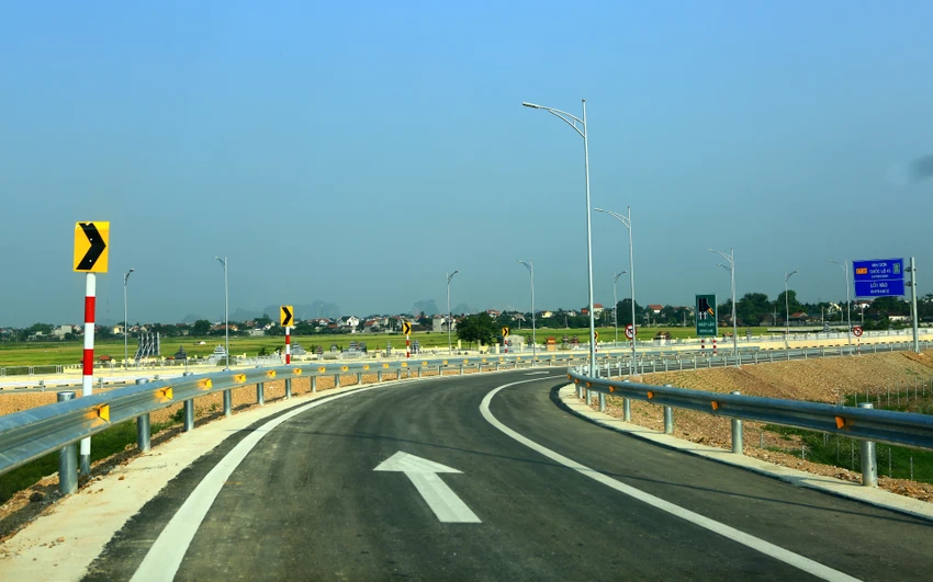 Nhà thầu lắp đặt các hệ thống lan can, biển báo trước khi các phương tiện nhập làn Cao tốc Mai Sơn - Quốc lộ 45 đi từ nút giao thông Đông Xuân đến Tân Phúc.