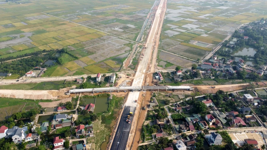 Đến ngày 20-5 hiện các cầu dân sinh cao tốc Mai Sơn - Quốc lộ 45 đi qua đoạn còn lại từ Đông Xuân đi Tân Phúc cũng đang được hoàn thiện cơ bản.