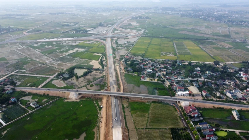 Tuy nhiên, từ nút giao thông Đông Xuân đi Tân Phúc thuộc tuyến Cao tốc Mai Sơn – Quốc lộ 45) khoảng 9,5 km đang được nhà thầu gấp rút thi công hoàn thiện. Trong ảnh là nút giao thông Đông Xuân và cầu vượt Quốc lộ 47.
