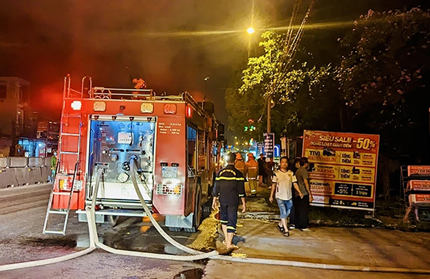 Hàng chục cảnh sát, phương tiện chữa cháy được huy động đến hiện trường dập lửa. Ảnh: KHẢI PHONG Hàng chục cảnh sát, phương tiện chữa cháy được huy động đến hiện trường dập lửa. Ảnh: KHẢI PHONG