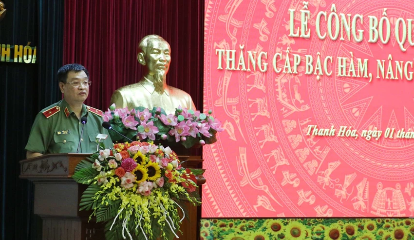 Thiếu tướng Trần Phú Hà chúc mừng các cán bộ, chiến sĩ được thăng cấp bậc hàm, nâng bậc lương năm 2023. Ảnh: CATH Thiếu tướng Trần Phú Hà chúc mừng các cán bộ, chiến sĩ được thăng cấp bậc hàm, nâng bậc lương năm 2023. Ảnh: CATH