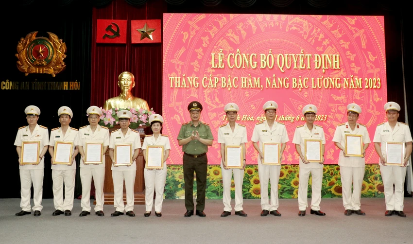 Thiếu tướng Trần Phú Hà, Giám đốc Công an tỉnh trao các quyết định thăng cấp bậc hàm, nâng lương cho cho cán bộ, chiến sĩ. Ảnh: CATH Thiếu tướng Trần Phú Hà, Giám đốc Công an tỉnh trao các quyết định thăng cấp bậc hàm, nâng lương cho cho cán bộ, chiến sĩ. Ảnh: CATH