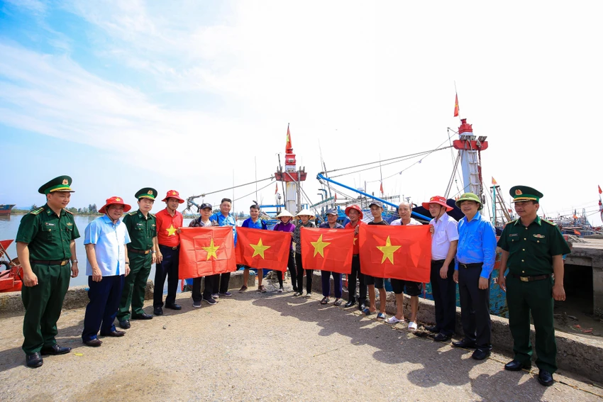 Báo Người Lao Động trao cờ cho ngư dân bám biển ở thành phố Sầm Sơn. Ảnh: TUẤN MINH Báo Người Lao Động trao cờ cho ngư dân bám biển ở thành phố Sầm Sơn. Ảnh: TUẤN MINH