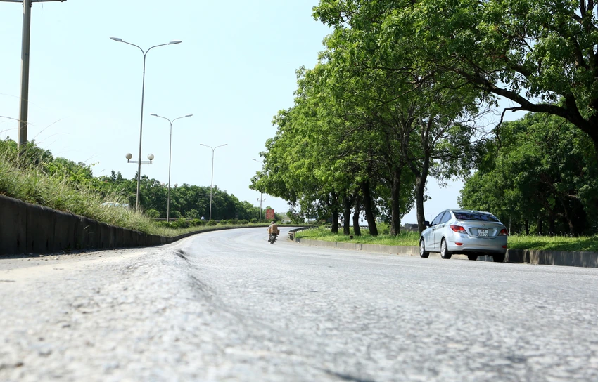 Mặt đường tránh TP Thanh Hóa bị biến dạng nghiêm trọng với những 'sống trâu' dài hàng chục m. Mặt đường tránh TP Thanh Hóa bị biến dạng nghiêm trọng với những 'sống trâu' dài hàng chục m.