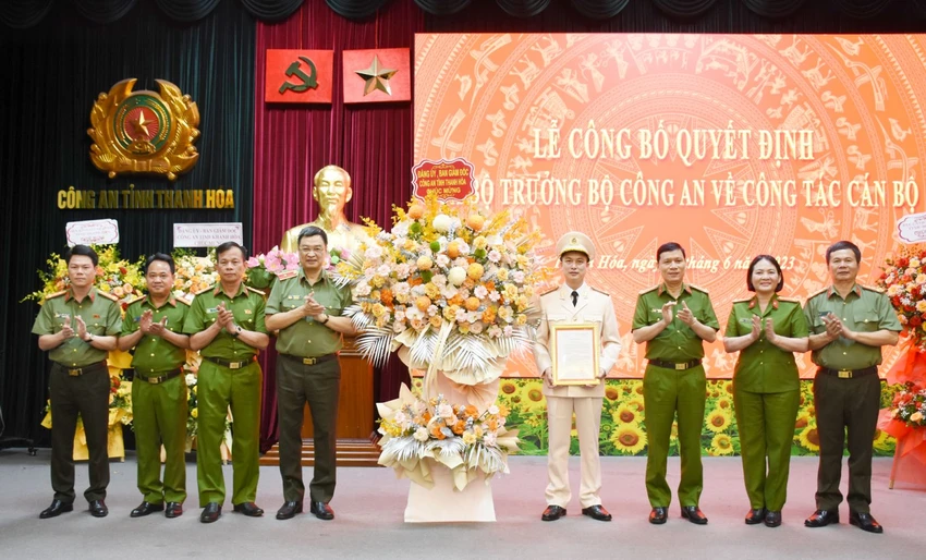 Thiếu tướng Trần Phú Hà, Giám đốc Công an tỉnh Thanh Hóa, trao quyết định cho Đại tá Phùng Xuân Tiến. Ảnh: CATH Thiếu tướng Trần Phú Hà, Giám đốc Công an tỉnh Thanh Hóa, trao quyết định cho Đại tá Phùng Xuân Tiến. Ảnh: CATH