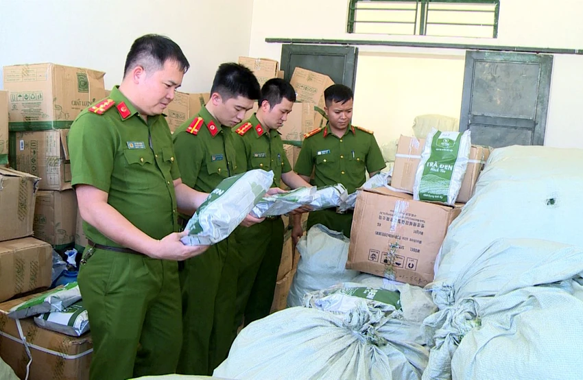 Công an TP Thanh Hóa đã thu giữ 15 ngàn bao bì giả để đóng trà, 2,7 tấn thành phẩm trà giả các loại. Ảnh: CATH Trà Sữa Giả Thanh Hóa Và TP.HCM