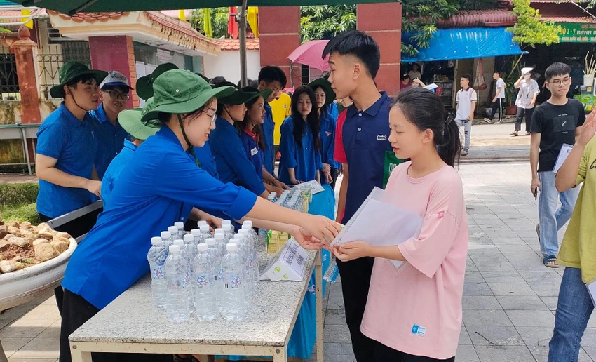 Thí sinh tham dự Kỳ thi THPT năm 2023 tại Lang Chánh sáng 28-6. Ảnh: L.SƠN Kì Thi Tốt Nghiệp THPT tại Thanh Hóa