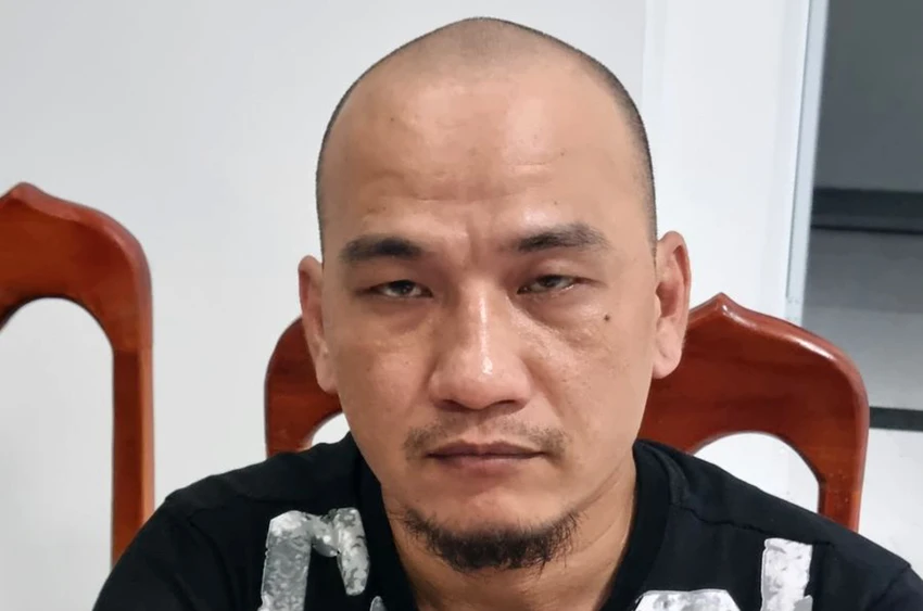 Huỳnh Văn Long bị bắt về tội thu thập, tàng trữ, mua bán công khai hóa trái phép thông tin về tài khoản ngân hàng. Ảnh: CATH Huỳnh Văn Long bị bắt về tội thu thập, tàng trữ, mua bán công khai hóa trái phép thông tin về tài khoản ngân hàng. Ảnh: CATH