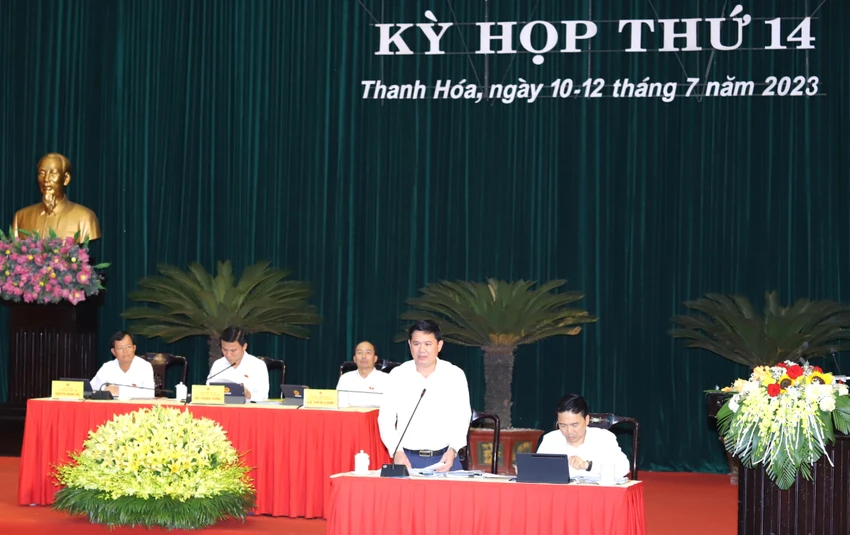 Ông Lê Sỹ Nghiêm, Giám đốc Sở TN&amp;MT trả lời chất vấn tại kỳ họp. Ảnh: ĐẶNG TRUNG