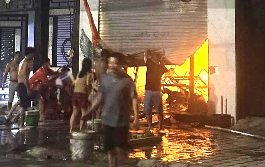 Hiện trường vụ hỏa hoạn trong đêm ở TP Sầm Sơn, Thanh Hóa khiến hai bà cháu tử vong. Ảnh: CTV Hiện trường vụ hỏa hoạn trong đêm ở TP Sầm Sơn, Thanh Hóa khiến hai bà cháu tử vong. Ảnh: CTV