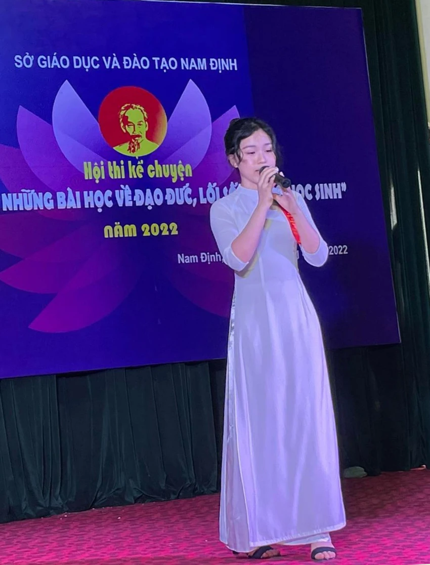 Nữ sinh Trần Ngọc Đan Thanh tại hội thi kể chuyện những bài học về đạo đức, lối sống cho học sinh. Ảnh: NVCC Nữ sinh Trần Ngọc Đan Thanh tại hội thi kể chuyện những bài học về đạo đức, lối sống cho học sinh. Ảnh: NVCC